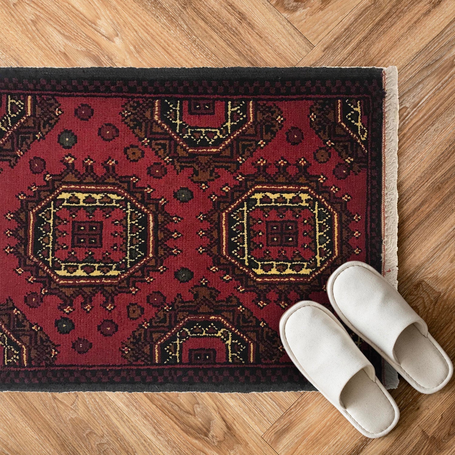 Brick-Red Infinity-Link Accent Rug